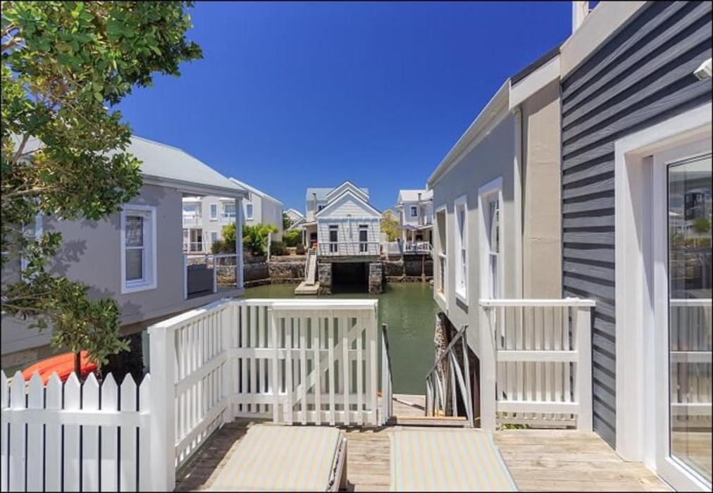 Avocet Nest on Thesen Island