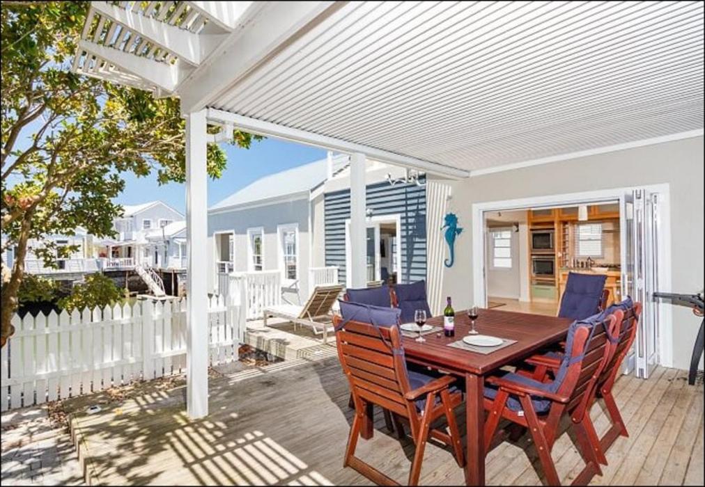 Avocet Nest on Thesen Island