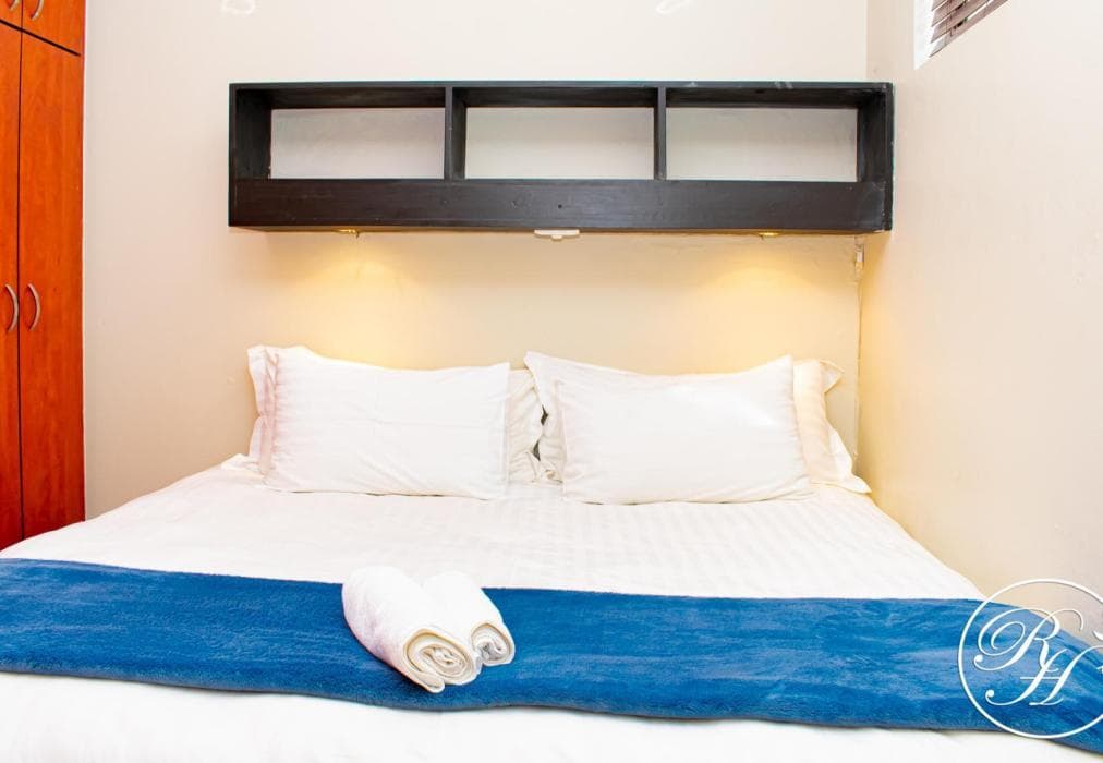 Roseland House Self-catering (1-2 Sleeper)