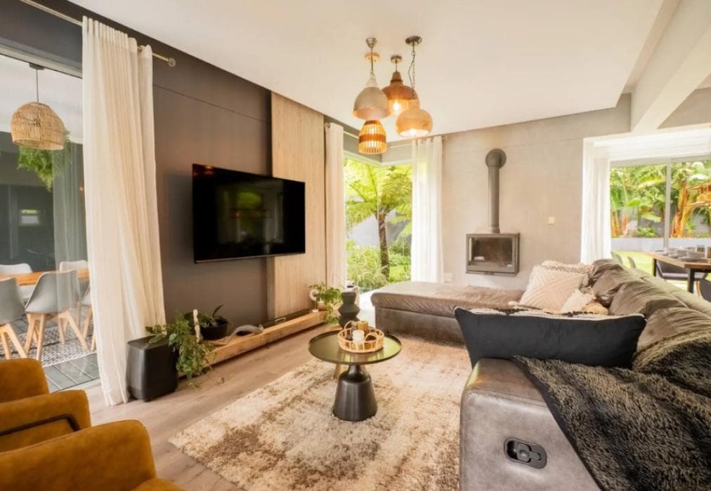 Modern Villa - Mountain views