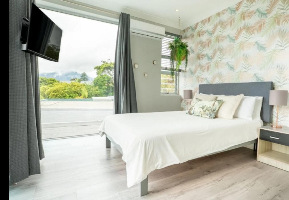 Modern Villa - Mountain views