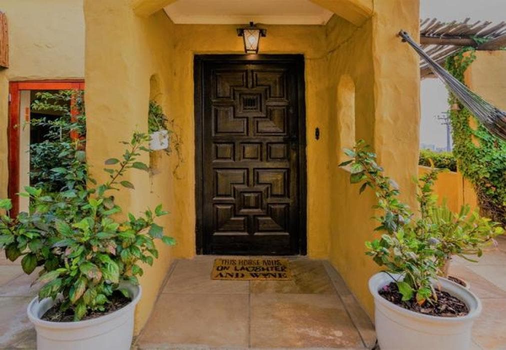 Sun & Sea Downtown Mediterranean Villa