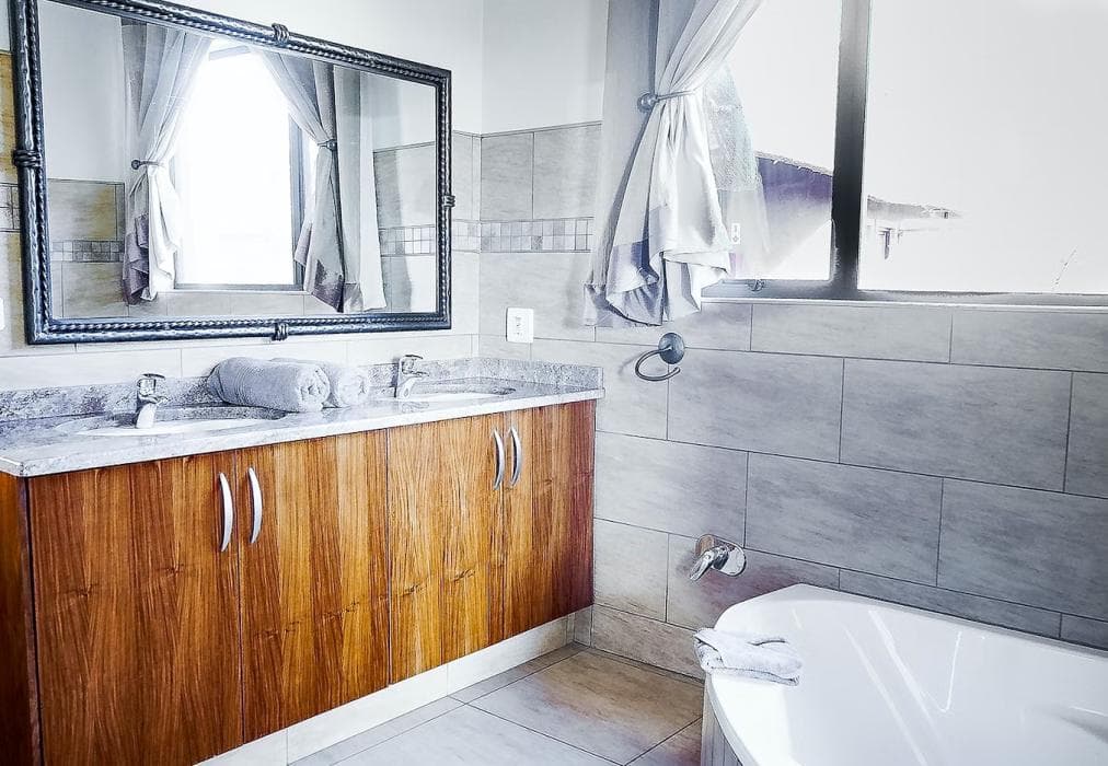 Zebula 8 Bedroom Lodge IV1