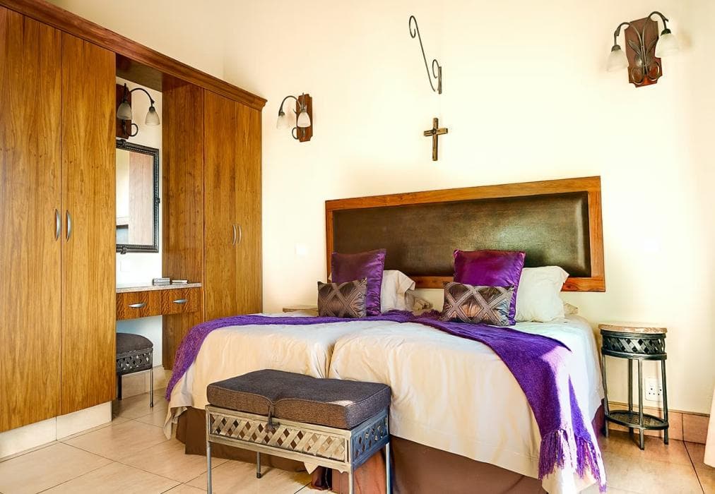 Zebula 8 Bedroom Lodge IV1