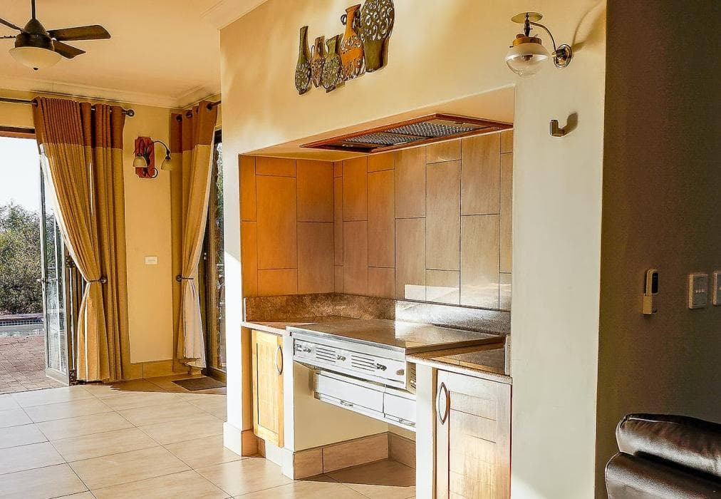 Zebula 8 Bedroom Lodge IV1