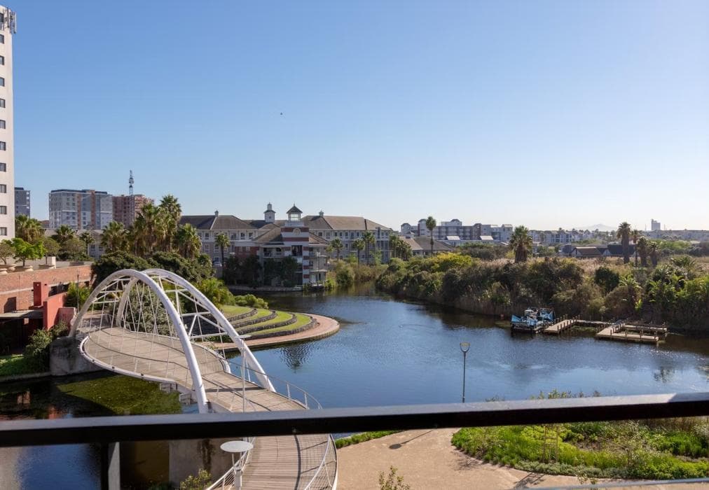 Waters Edge Luxury 1-Bedroom Apartment