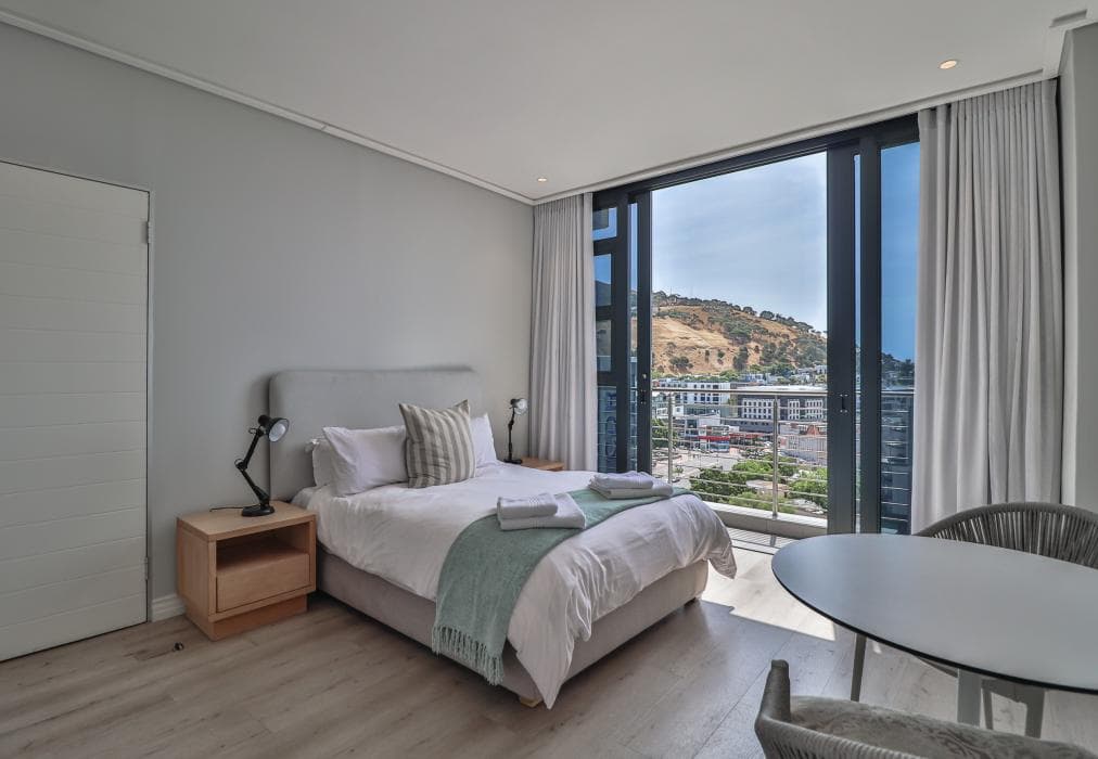 Sixteen on Bree 1425