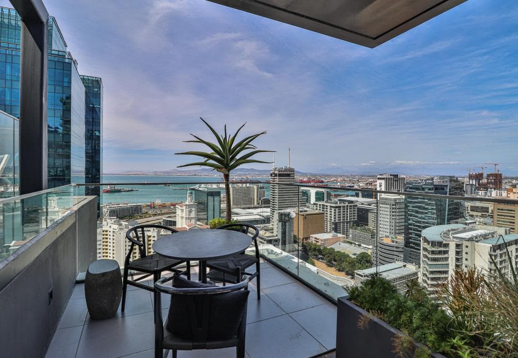 Sixteen on Bree 2015