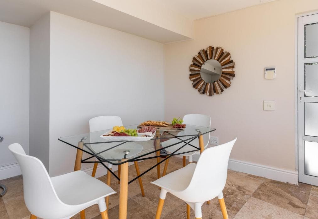 Sunset Cove - Apt with spectacular sea views