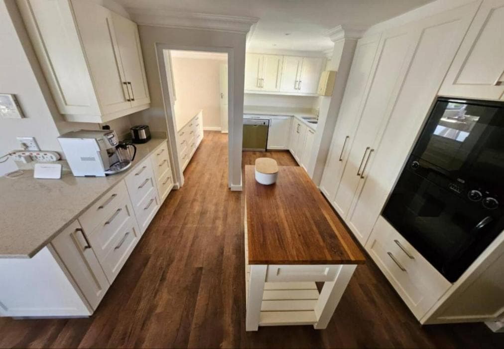 Upstairs Sea View Apartment