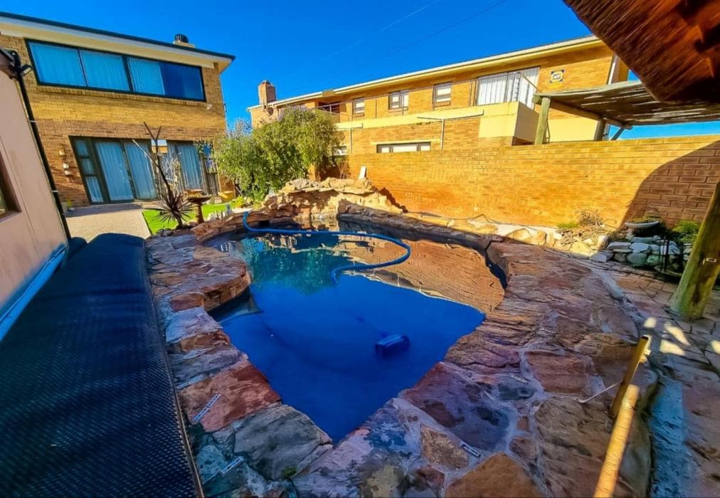 Upstairs Sea View Apartment