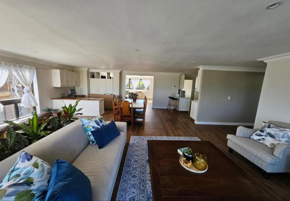 Upstairs Sea View Apartment