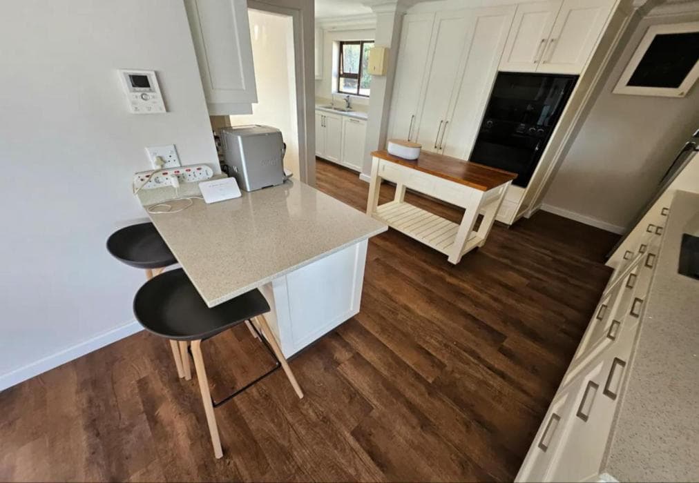 Upstairs Sea View Apartment