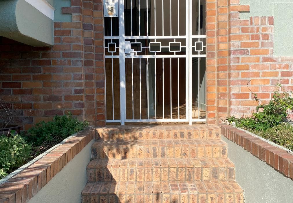 Minimalistic & Spacious Vredehoek Gem