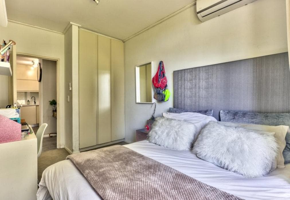 Spacious Sea Point Apartment
