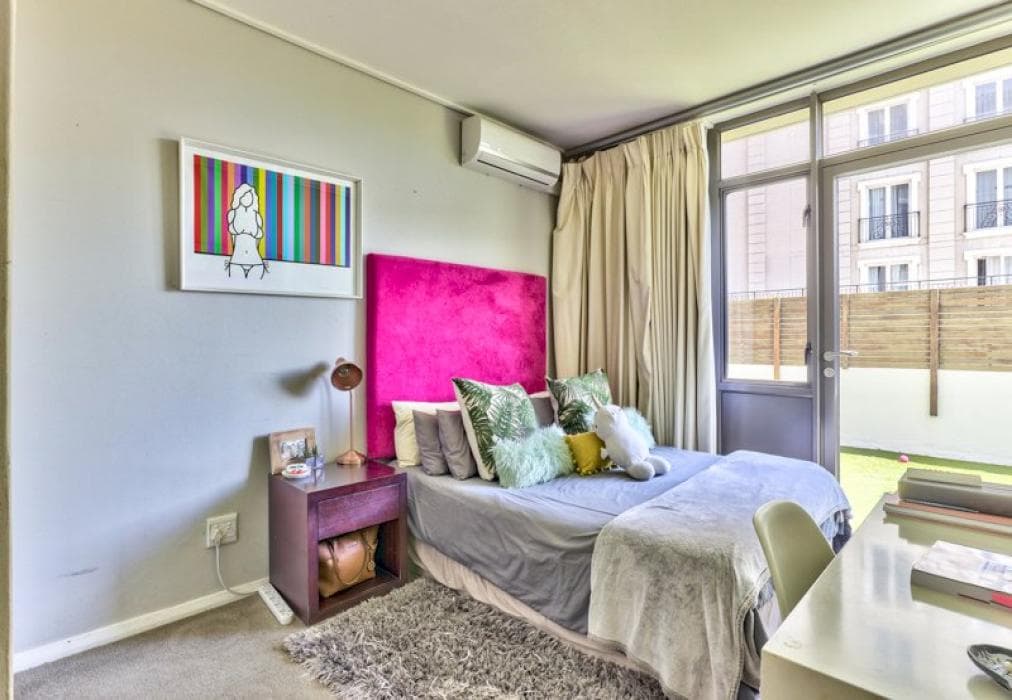 Spacious Sea Point Apartment