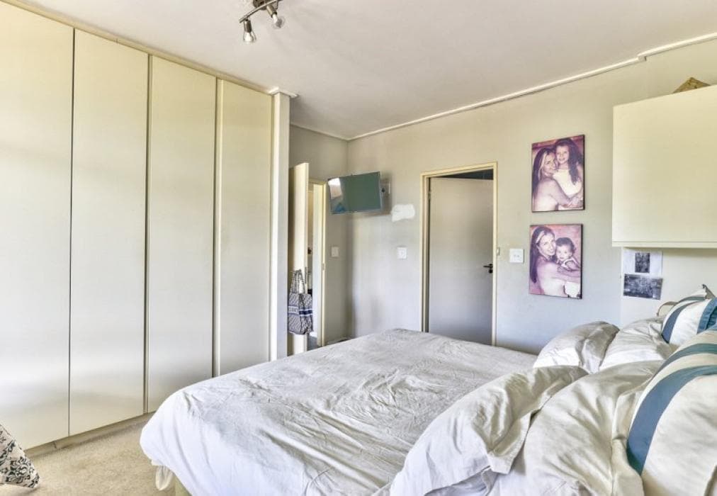 Spacious Sea Point Apartment