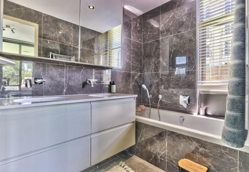 Spacious Sea Point Apartment