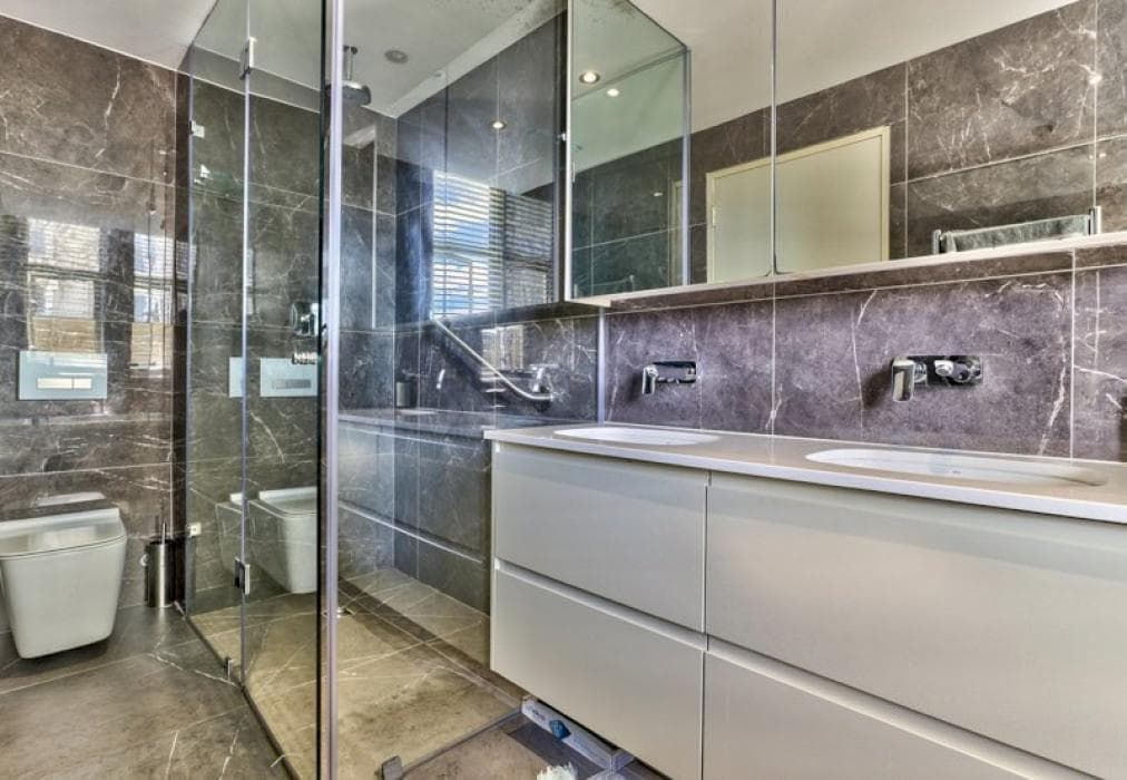 Spacious Sea Point Apartment