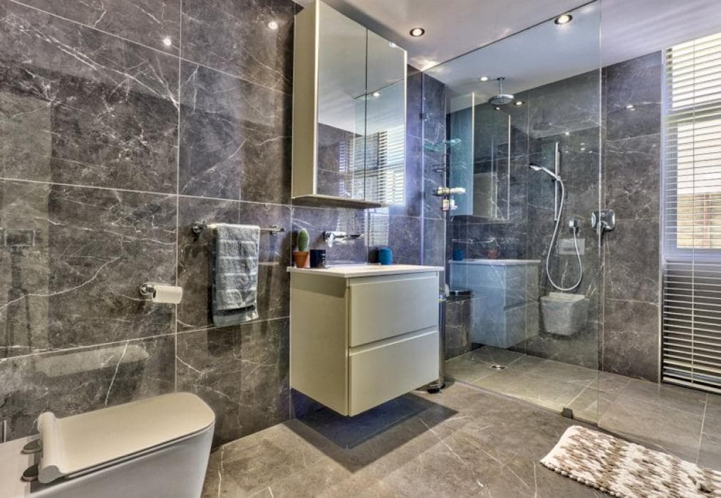 Spacious Sea Point Apartment