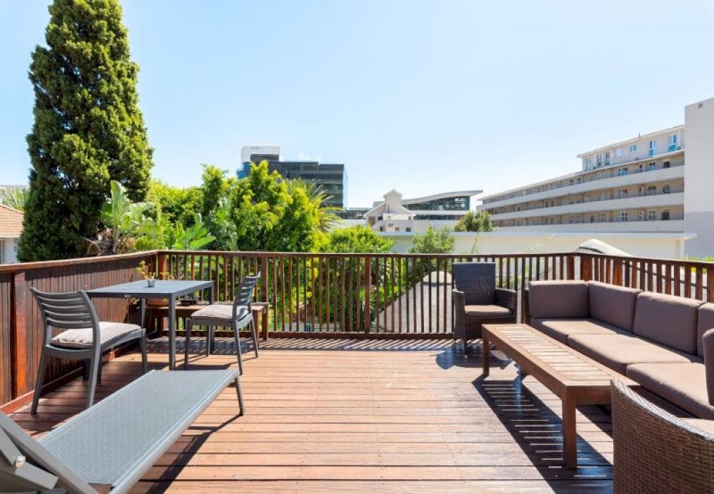 Sunny Sea Point Apartment