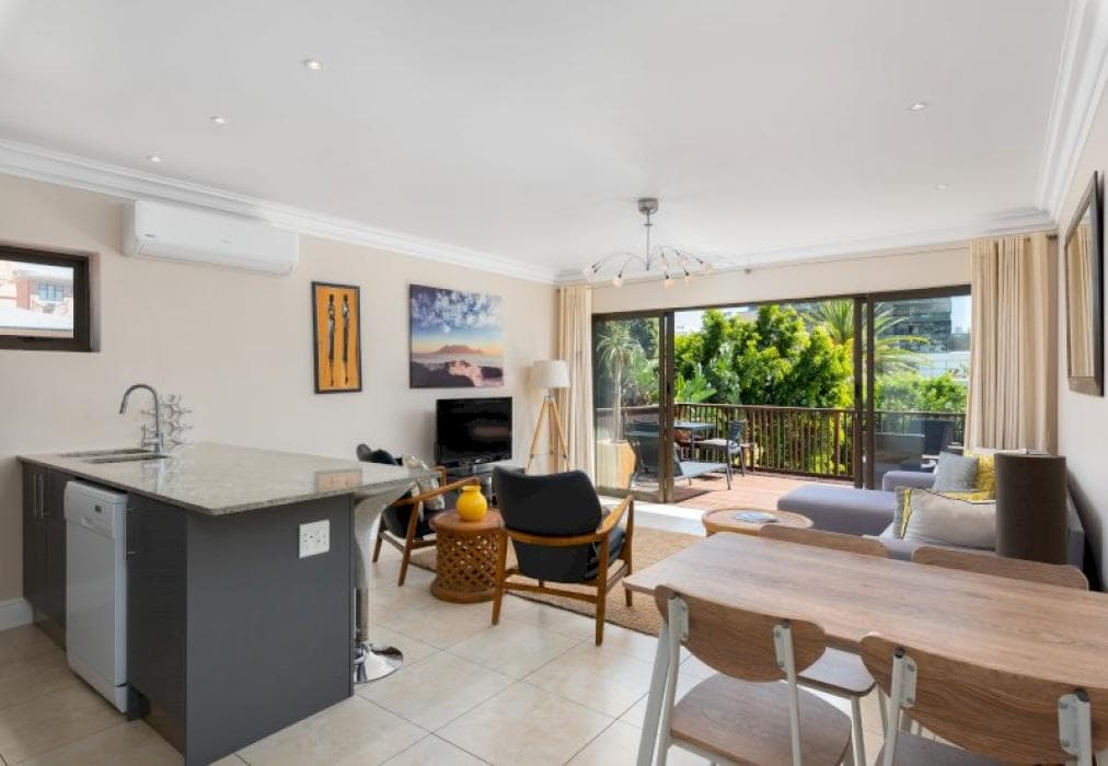 Sunny Sea Point Apartment