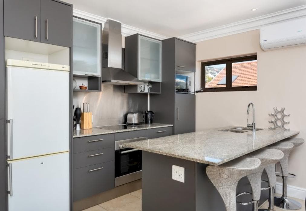 Sunny Sea Point Apartment