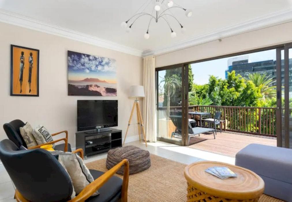 Sunny Sea Point Apartment