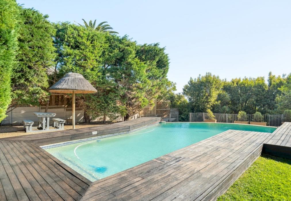 2 Bed Apartment in Camps Bay, Sea Views & Pool