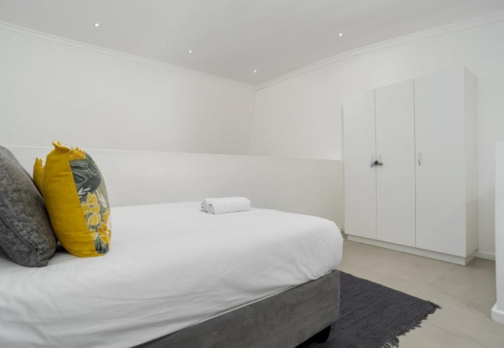 2 Bed Apartment in Camps Bay, Sea Views & Pool