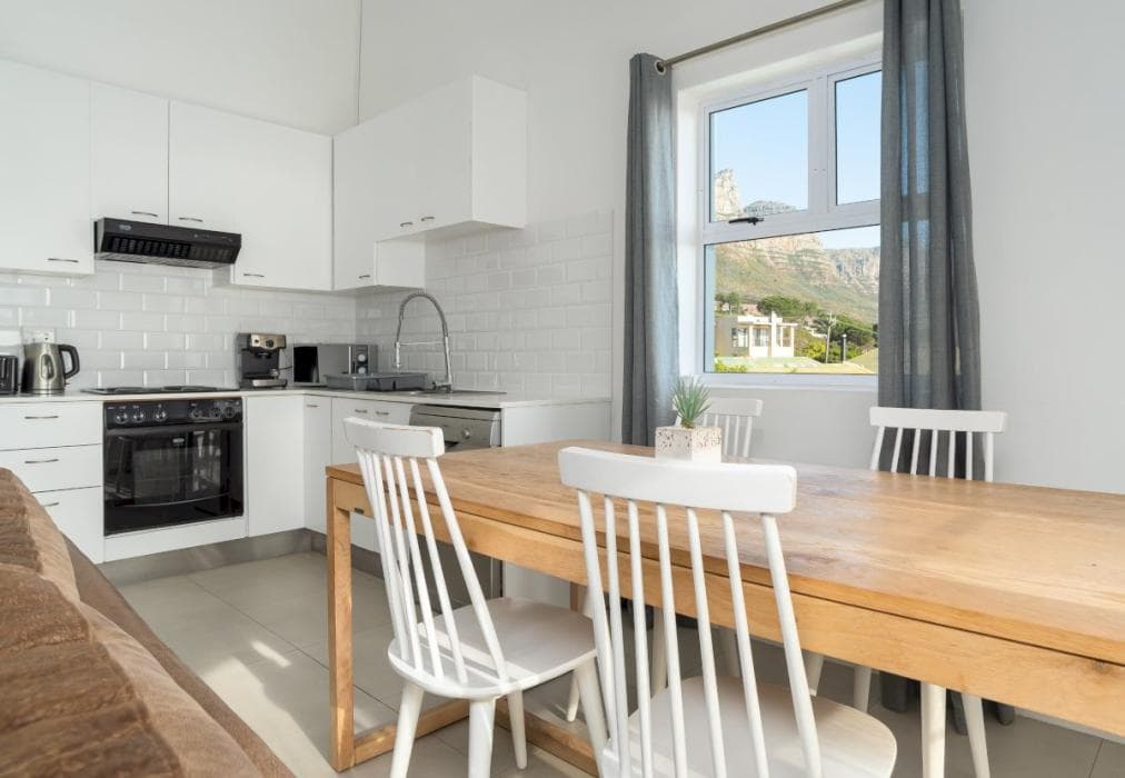 2 Bed Apartment in Camps Bay, Sea Views & Pool