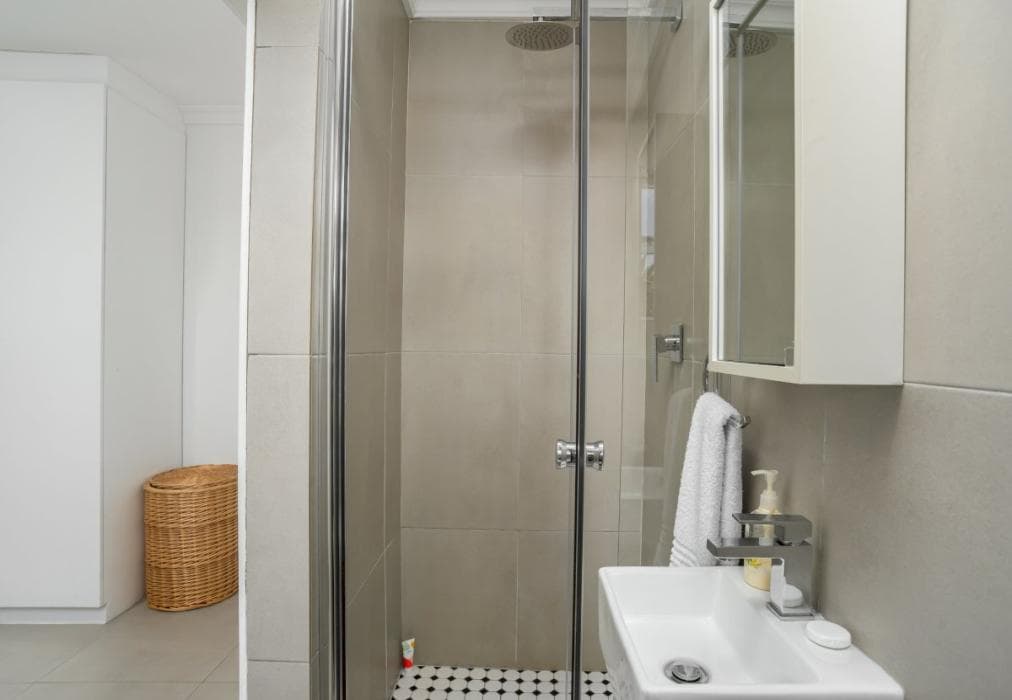 2 Bed Apartment in Camps Bay, Sea Views & Pool