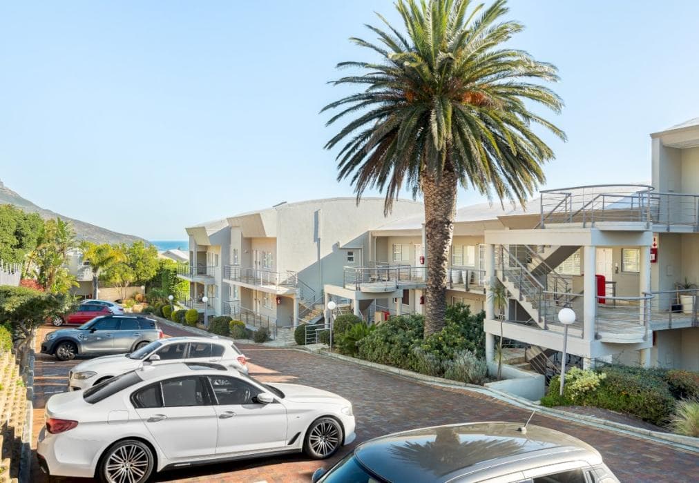 2 Bed Apartment in Camps Bay, Sea Views & Pool