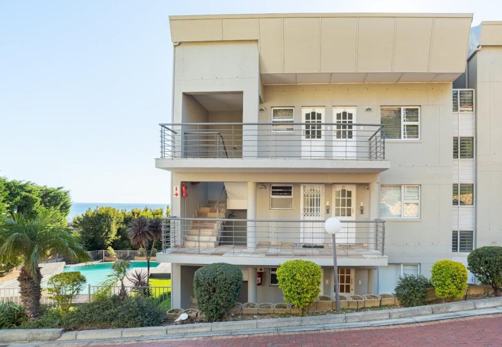 2 Bed Apartment in Camps Bay, Sea Views & Pool