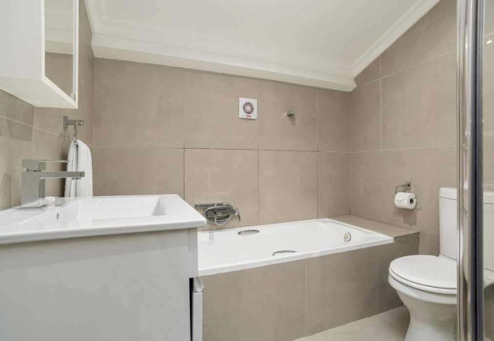 2 Bed Apartment in Camps Bay, Sea Views & Pool