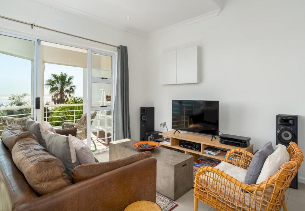 2 Bed Apartment in Camps Bay, Sea Views & Pool