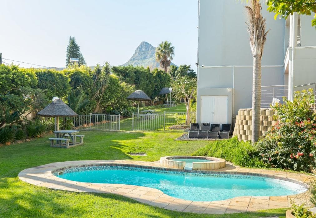 2 Bed Apartment in Camps Bay, Sea Views & Pool