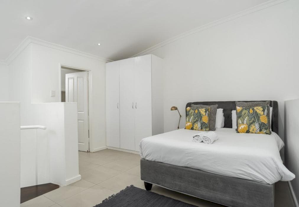 2 Bed Apartment in Camps Bay, Sea Views & Pool