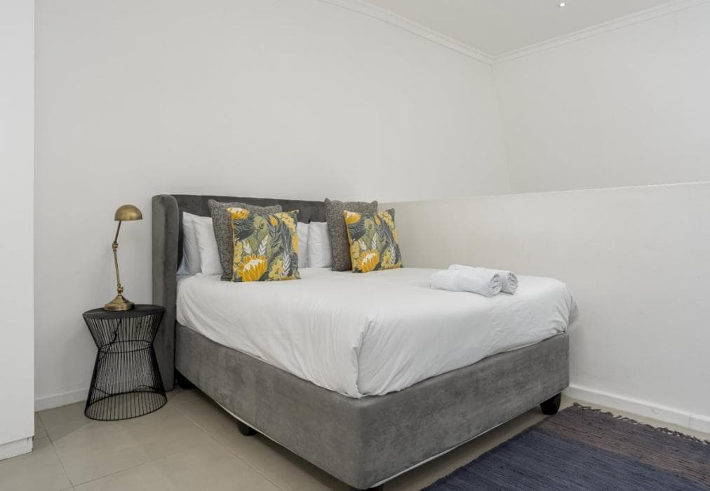 2 Bed Apartment in Camps Bay, Sea Views & Pool