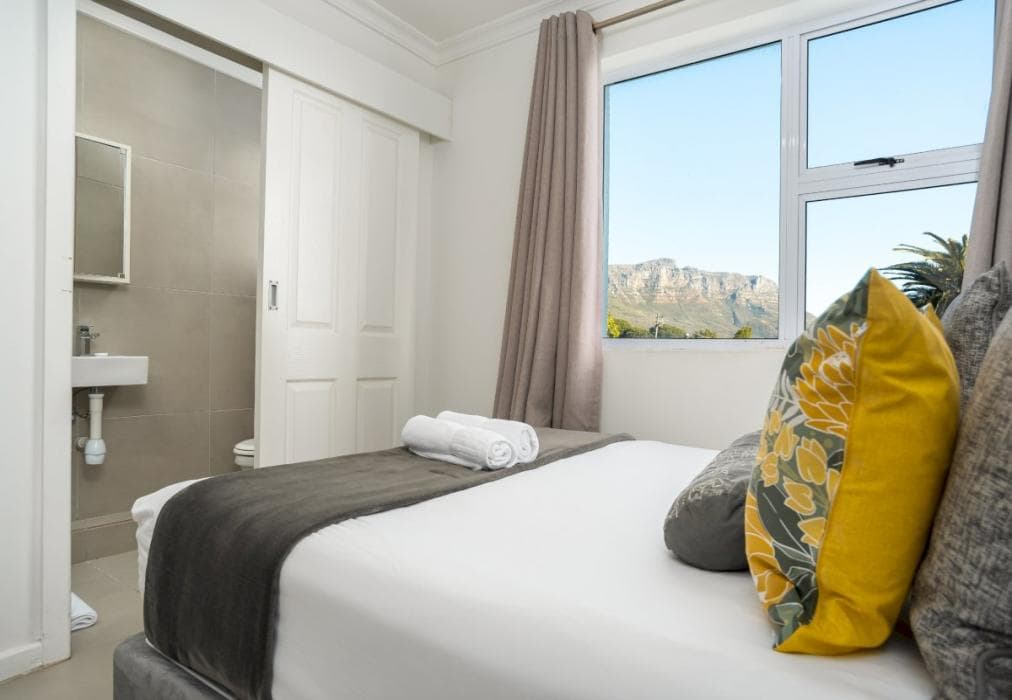 2 Bed Apartment in Camps Bay, Sea Views & Pool