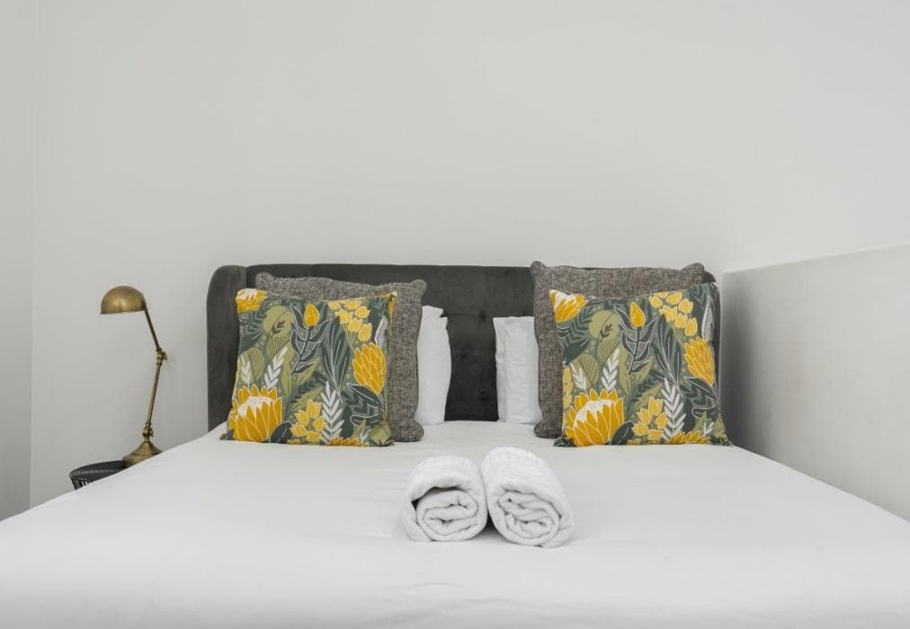 2 Bed Apartment in Camps Bay, Sea Views & Pool