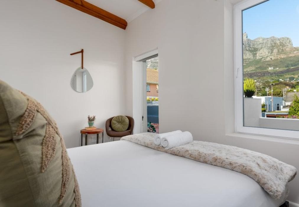 Bright Apartment With Mountain Views