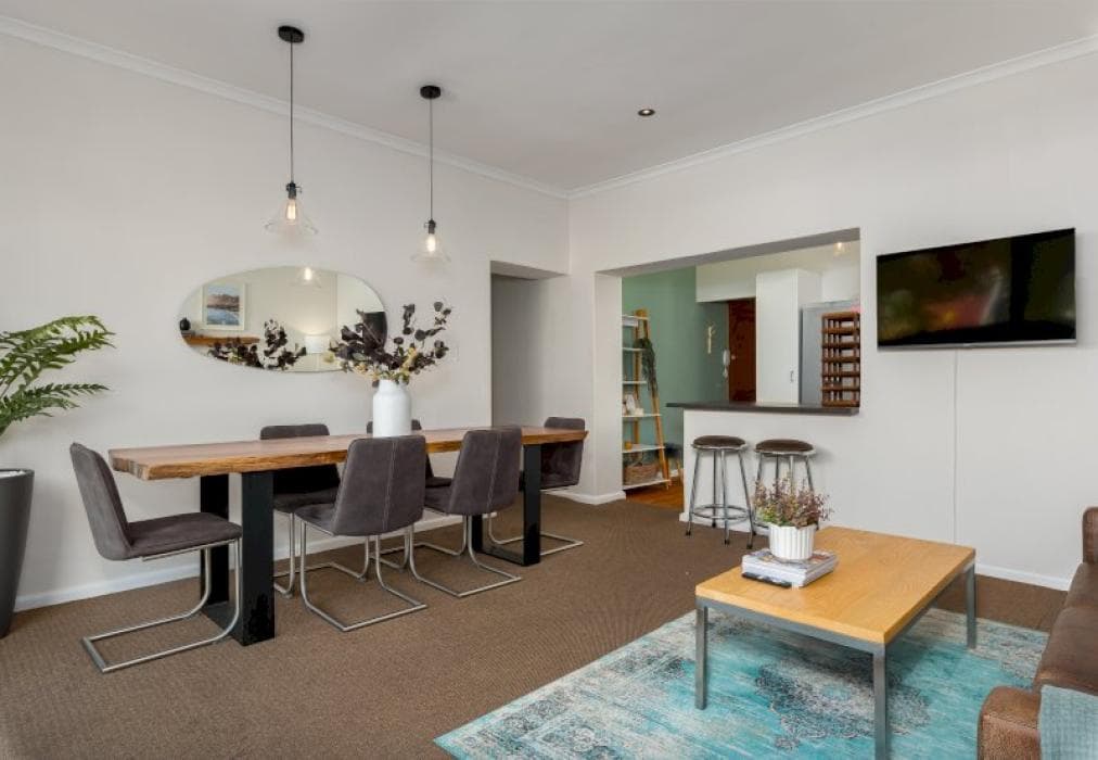 Bright Apartment With Mountain Views