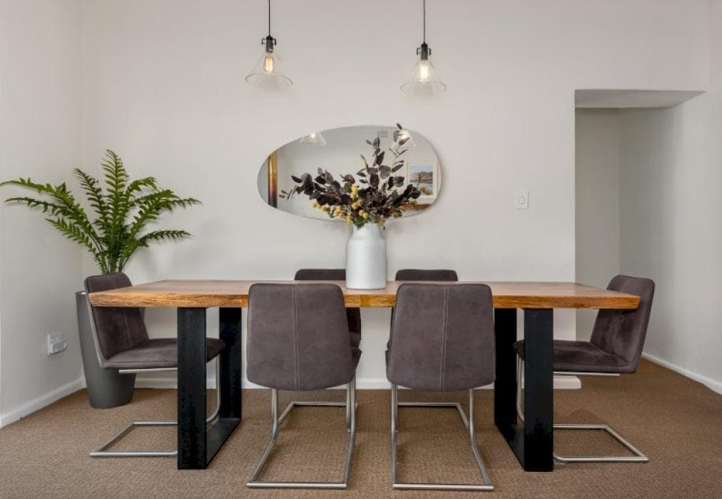 Bright Apartment With Mountain Views