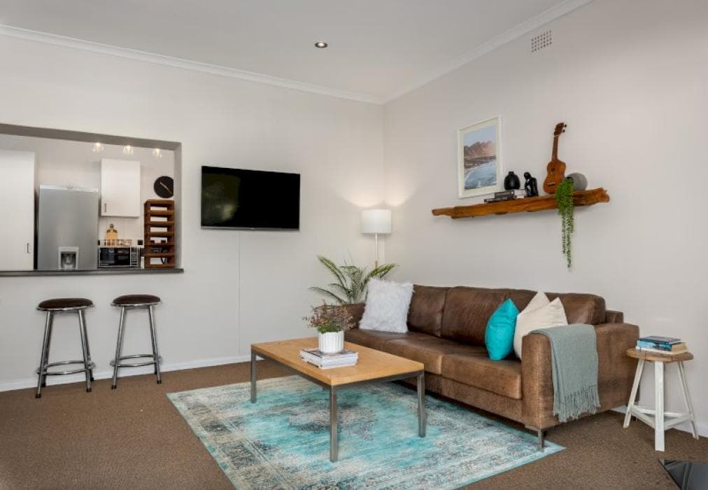 Bright Apartment With Mountain Views