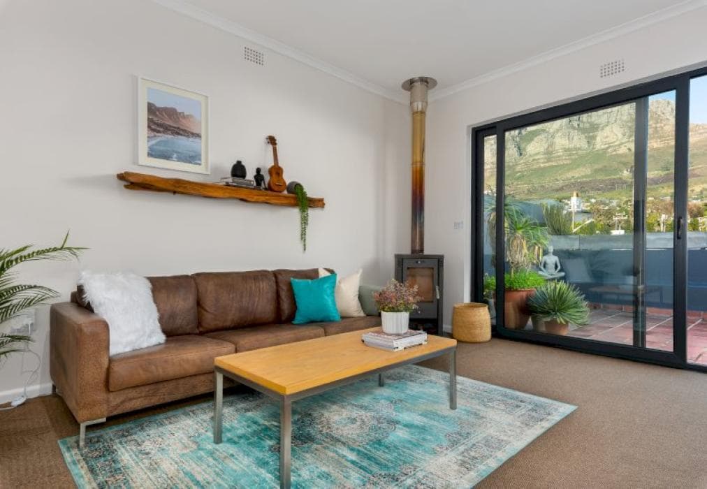 Bright Apartment With Mountain Views