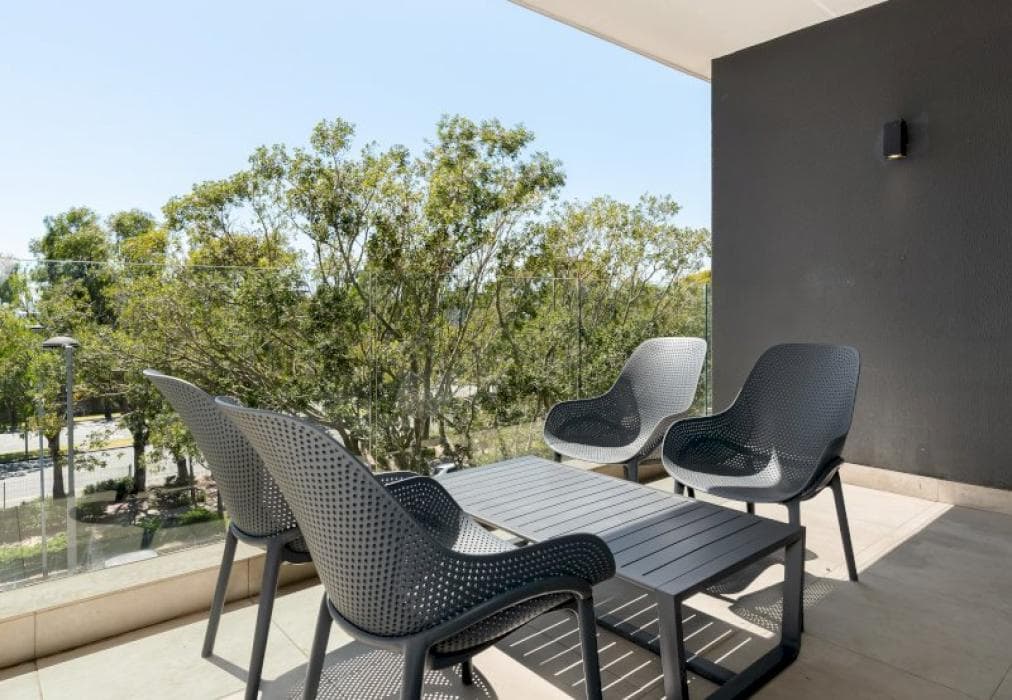 Luxury Green Point Apartment with Pool & Balcony