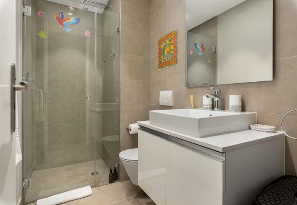 Luxury Green Point Apartment with Pool & Balcony